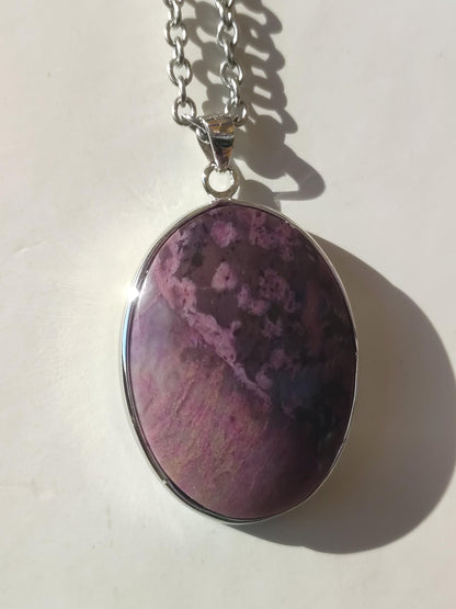 Sugilite / Sugilite avec monture en argent 925 collier de pierres précieuses violettes pierre de guérison naturelle énergie rareté homme femme lui son cadeau noble de haute qualité