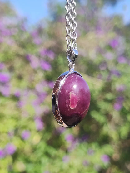 Sugilite / Sugilite avec monture en argent 925 collier de pierres précieuses violettes pierre de guérison naturelle énergie rareté homme femme lui son cadeau noble de haute qualité