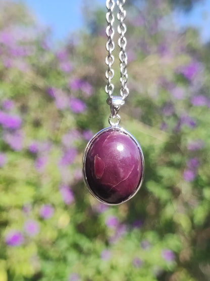 Sugilite / Sugilite avec monture en argent 925 collier de pierres précieuses violettes pierre de guérison naturelle énergie rareté homme femme lui son cadeau noble de haute qualité