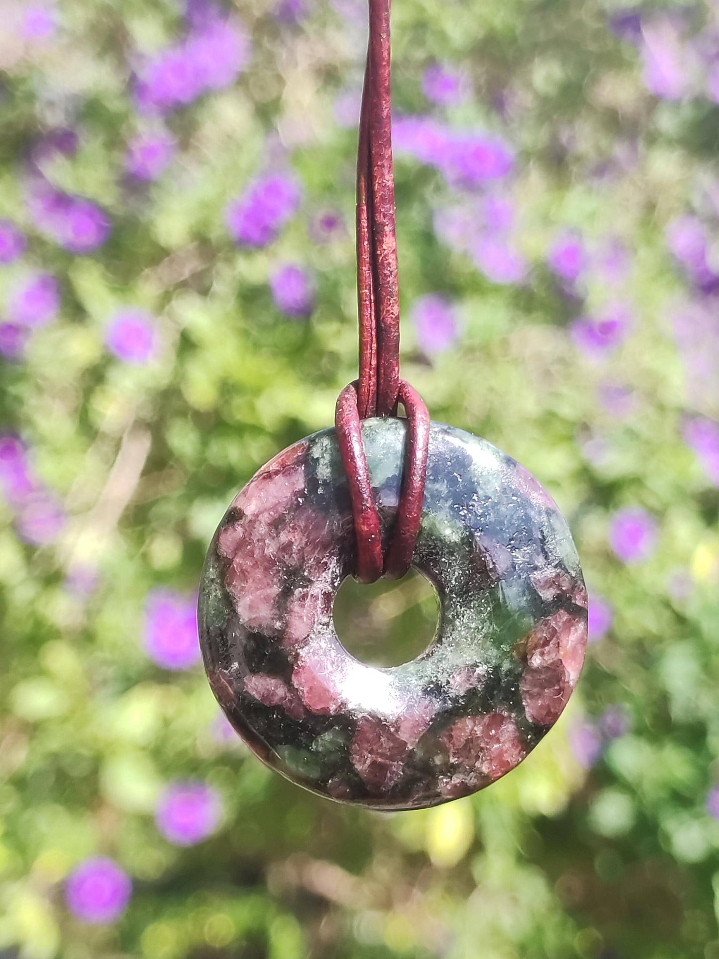 Grenat Pyroxénite 30mm Donut Collier De Pierres Précieuses Rareté Rare Symbole De Protection Pierre De Guérison Cristal HIPPIE Boho Tibet Ethnique Homme Femme Cadeau Lui Elle