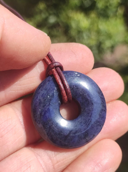 Dumortiérite A 30mm - collier donut pierre précieuse bleu homme femme père mère ami pierre de guérison chance bijoux hippie nature rareté cadeau unique