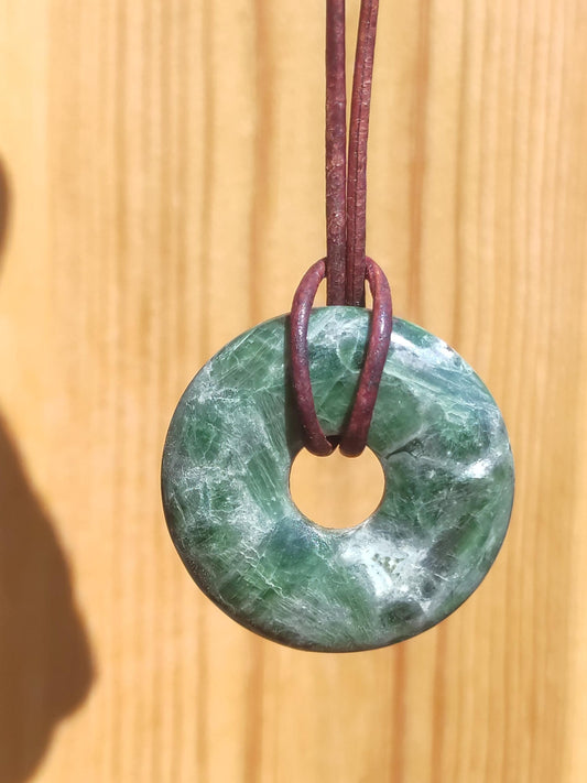 Diopside ~ Collier de pierres précieuses vert HIPPIE GOA Boho ethnique pierre de guérison naturelle rareté cristaux bijoux pendentif pierre naturelle beignet cadeau magique