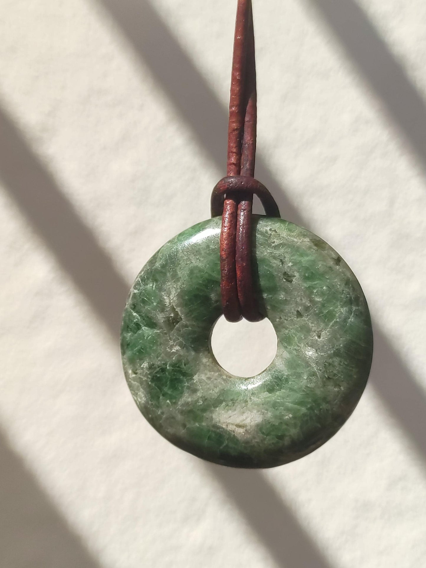 Diopside ~ Collier de pierres précieuses vert HIPPIE GOA Boho ethnique pierre de guérison naturelle rareté cristaux bijoux pendentif pierre naturelle beignet cadeau magique