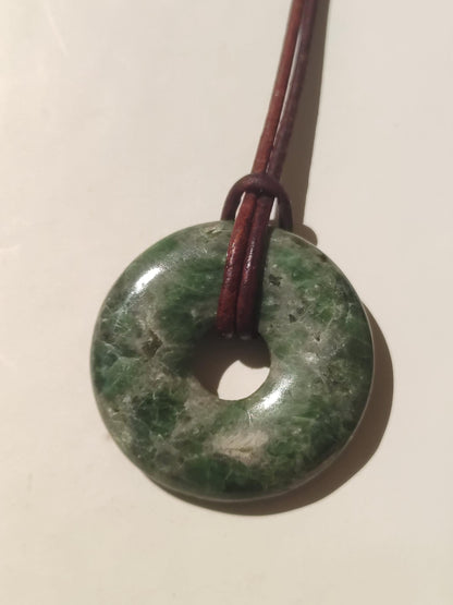 Diopside ~ Collier de pierres précieuses vert HIPPIE GOA Boho ethnique pierre de guérison naturelle rareté cristaux bijoux pendentif pierre naturelle beignet cadeau magique