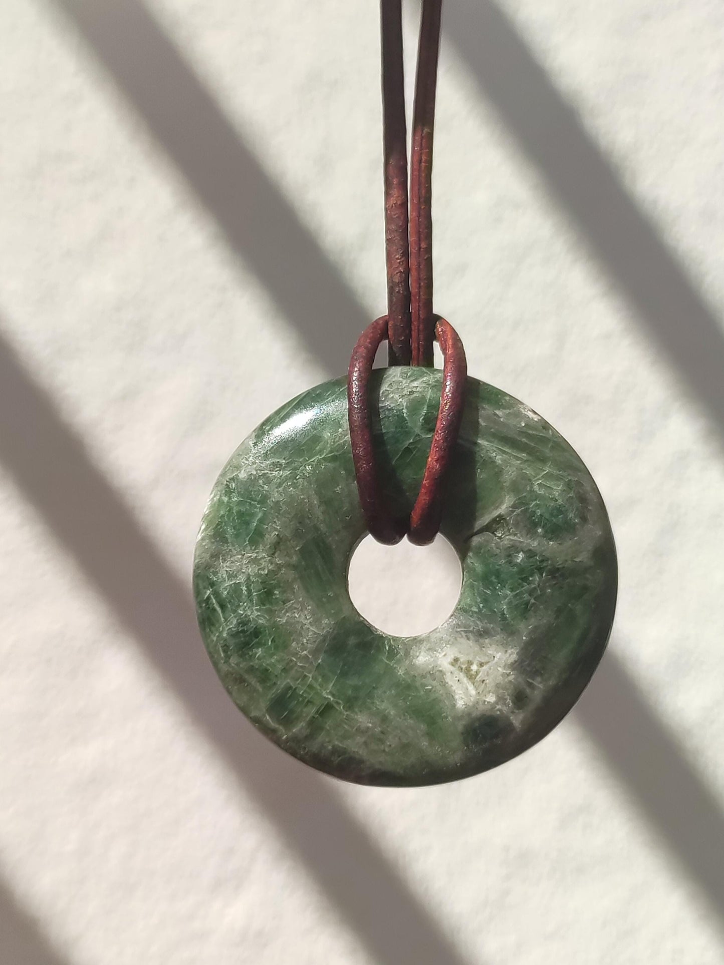 Diopside ~ Collier de pierres précieuses vert HIPPIE GOA Boho ethnique pierre de guérison naturelle rareté cristaux bijoux pendentif pierre naturelle beignet cadeau magique