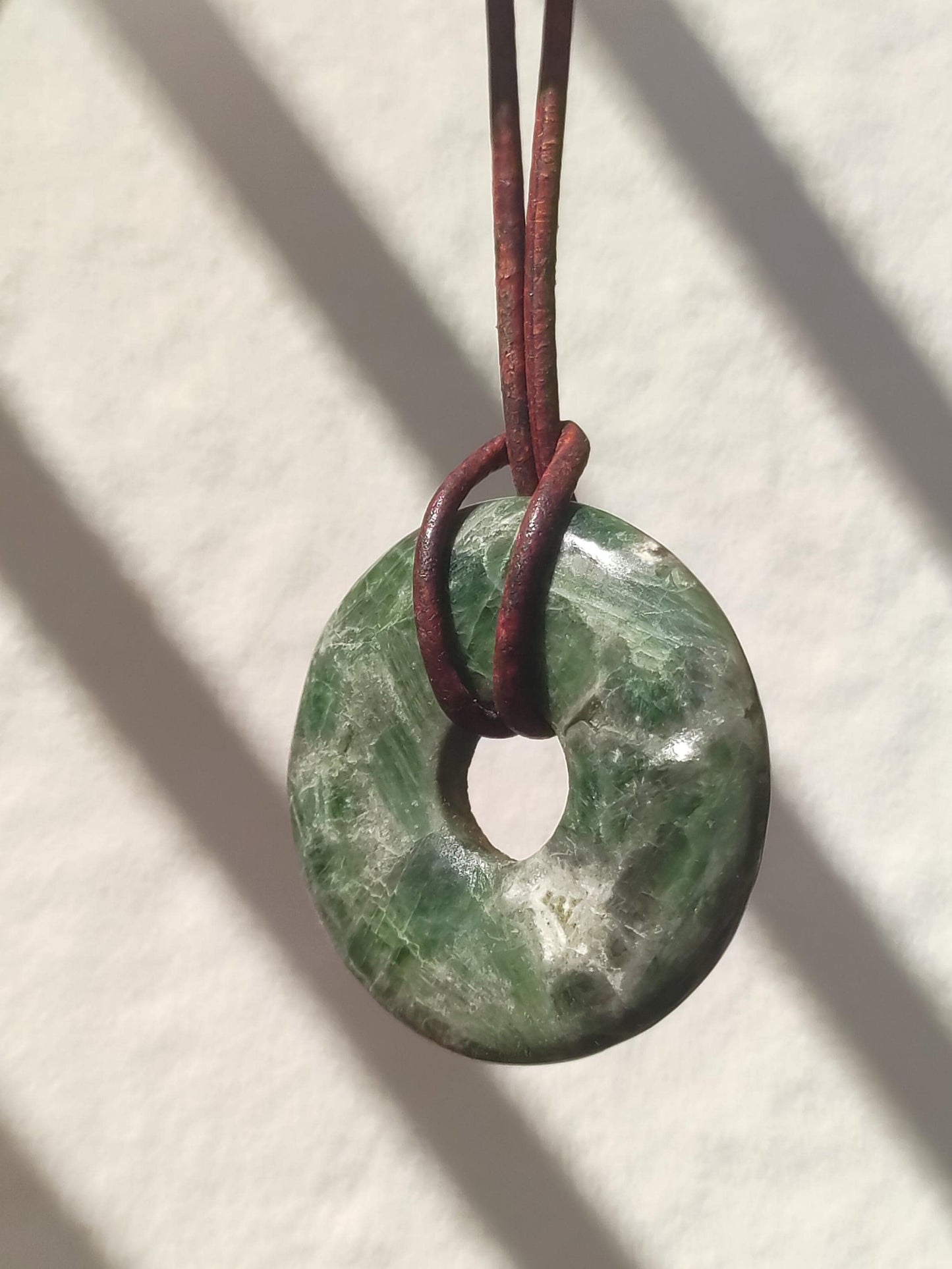 Diopside ~ Collier de pierres précieuses vert HIPPIE GOA Boho ethnique pierre de guérison naturelle rareté cristaux bijoux pendentif pierre naturelle beignet cadeau magique