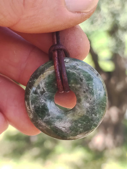 Diopside ~ Collier de pierres précieuses vert HIPPIE GOA Boho ethnique pierre de guérison naturelle rareté cristaux bijoux pendentif pierre naturelle beignet cadeau magique
