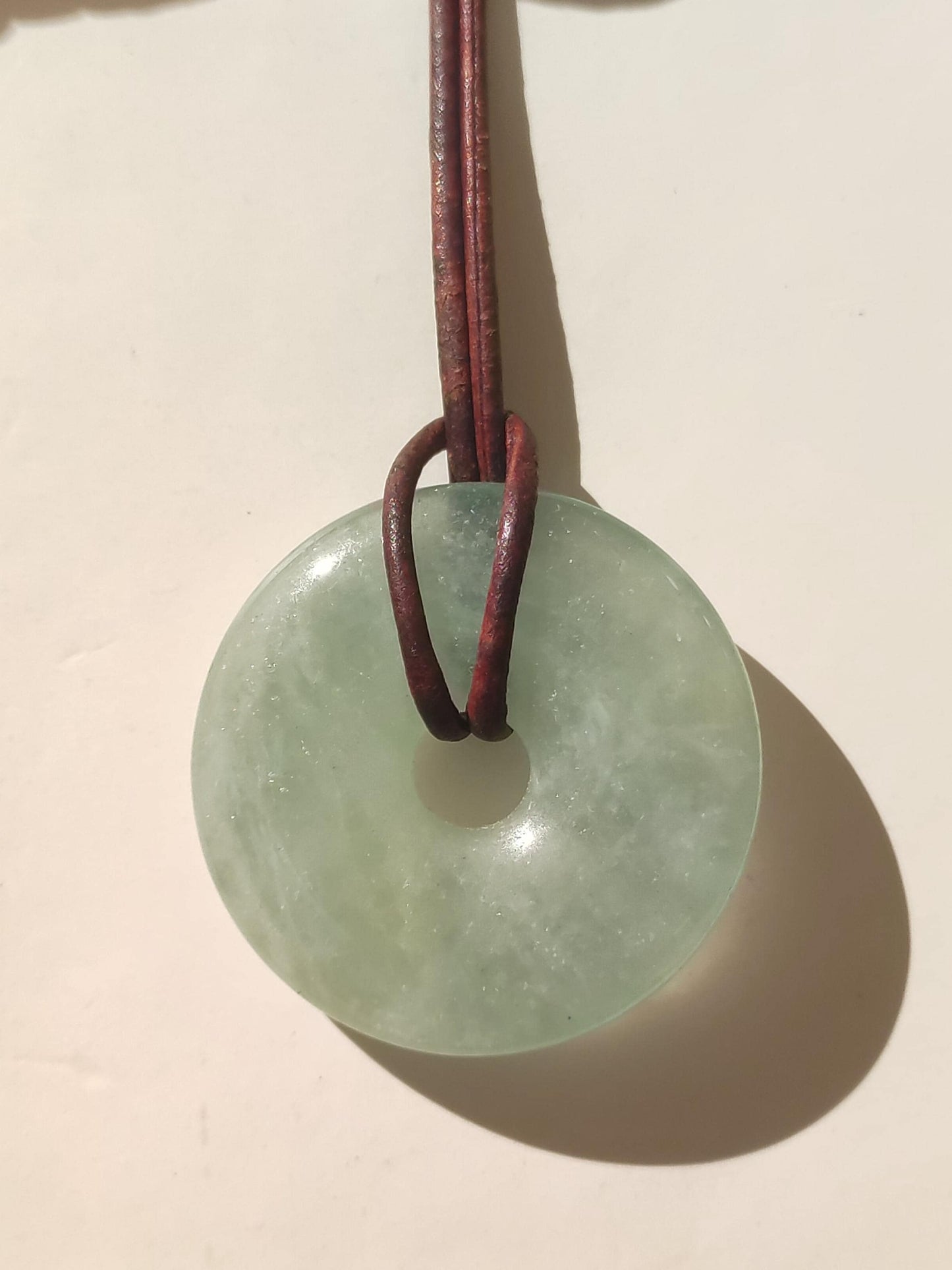Aigue-marine ~ Collier de beignet de pierres précieuses Bleu Rareté Pierre de guérison naturelle Pendentif en cristal Homme Femme Enfant Lui Son frère Soeur Cadeau Qualité