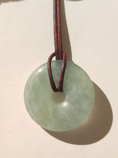 Aigue-marine ~ Collier de beignet de pierres précieuses Bleu Rareté Pierre de guérison naturelle Pendentif en cristal Homme Femme Enfant Lui Son frère Soeur Cadeau Qualité