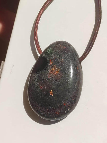 Opale noire - Collier de pierres précieuses colorées scintillantes rareté pierre de guérison naturelle énergie chakra pendentif en cristal homme femme enfant père cadeau lui elle