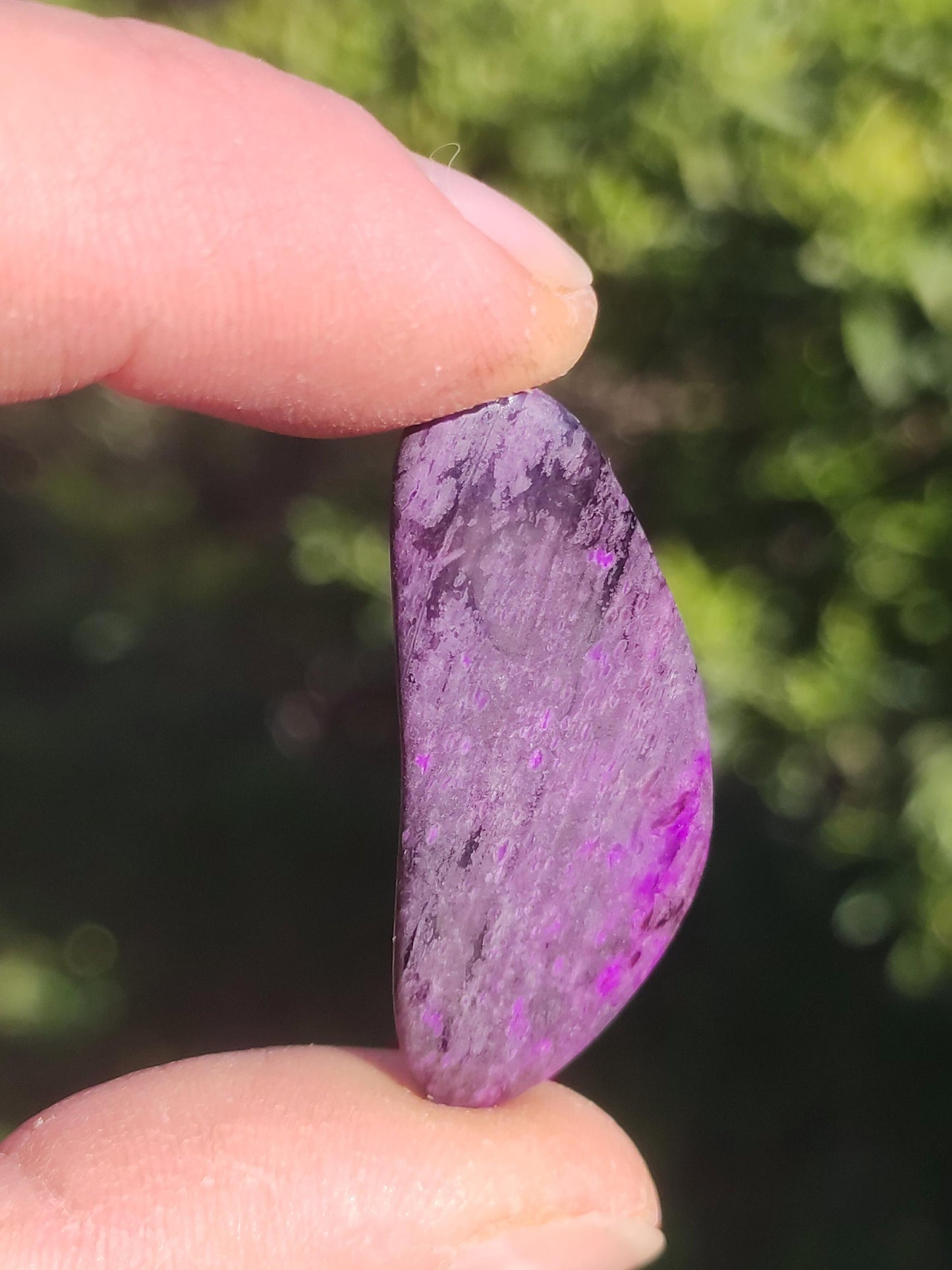 Sugilite - Pierre de guérison décorative de collection violette flatteur de main rareté méditation énergie pierre précieuse cristal investissement naturel unique