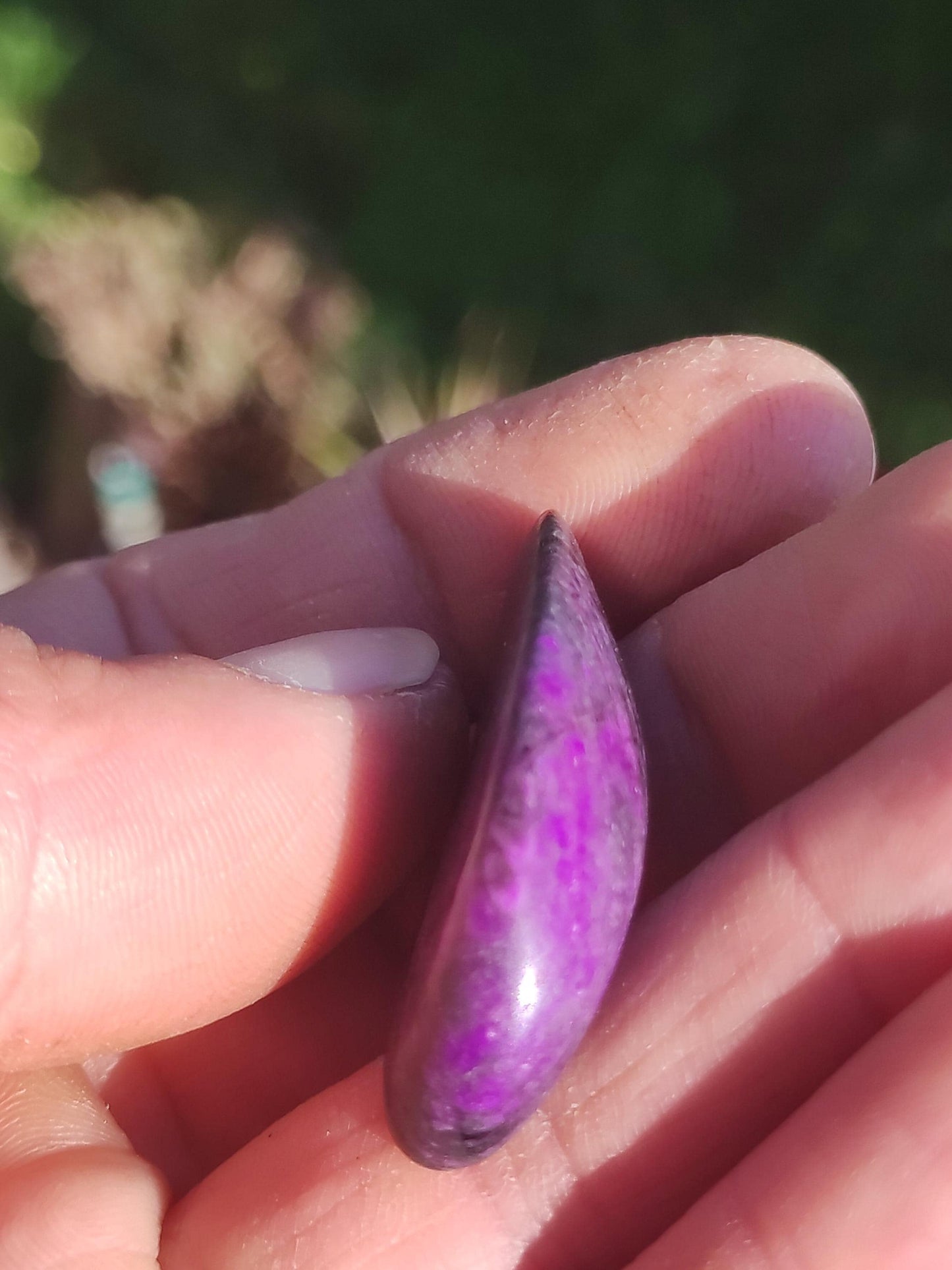 Sugilite - Pierre de guérison décorative de collection violette flatteur de main rareté méditation énergie pierre précieuse cristal investissement naturel unique