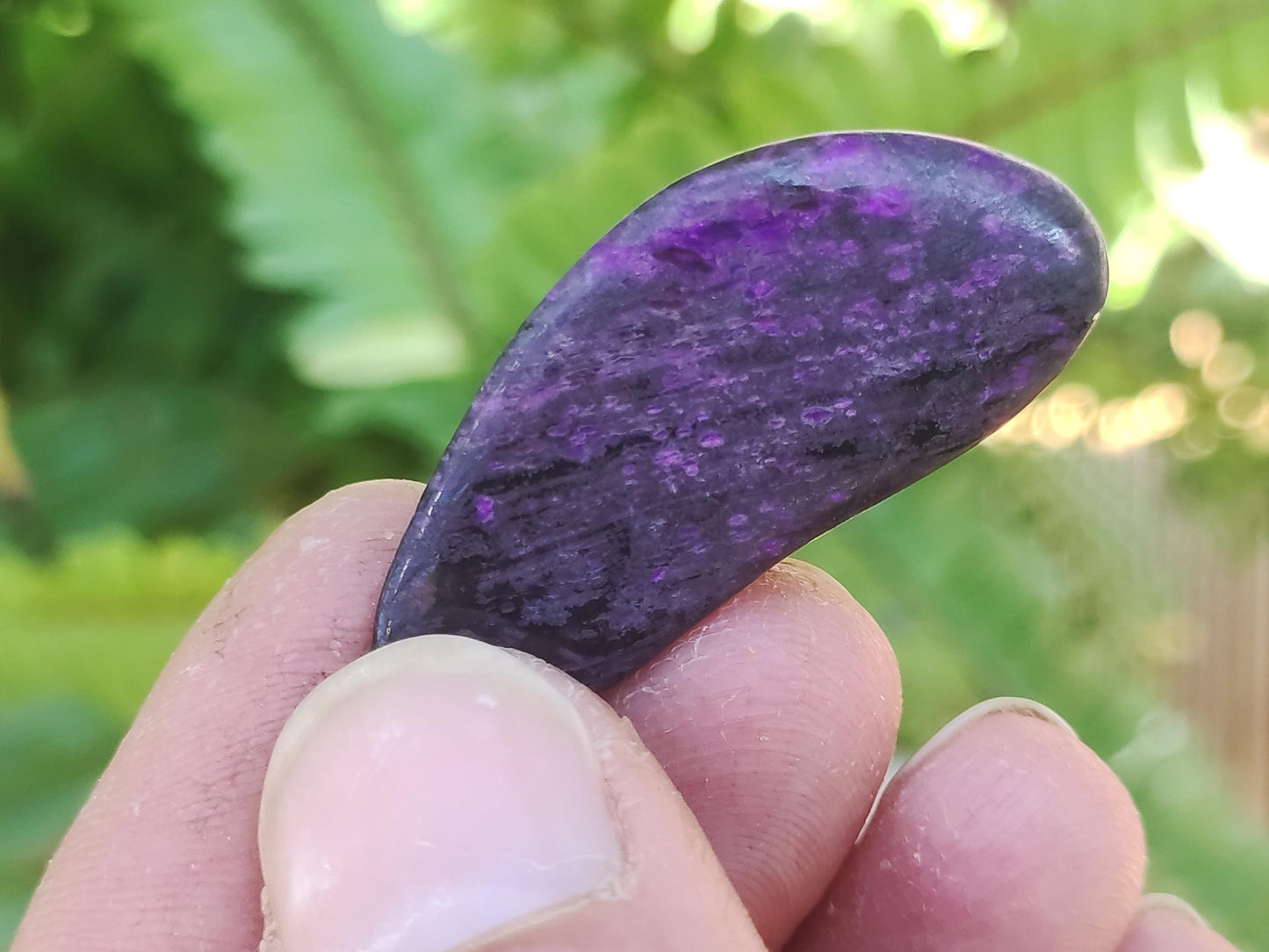 Sugilite - Pierre de guérison décorative de collection violette flatteur de main rareté méditation énergie pierre précieuse cristal investissement naturel unique