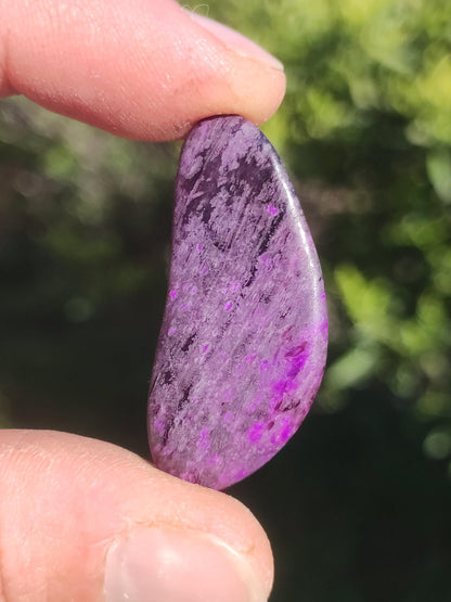 Sugilite - Pierre de guérison décorative de collection violette flatteur de main rareté méditation énergie pierre précieuse cristal investissement naturel unique
