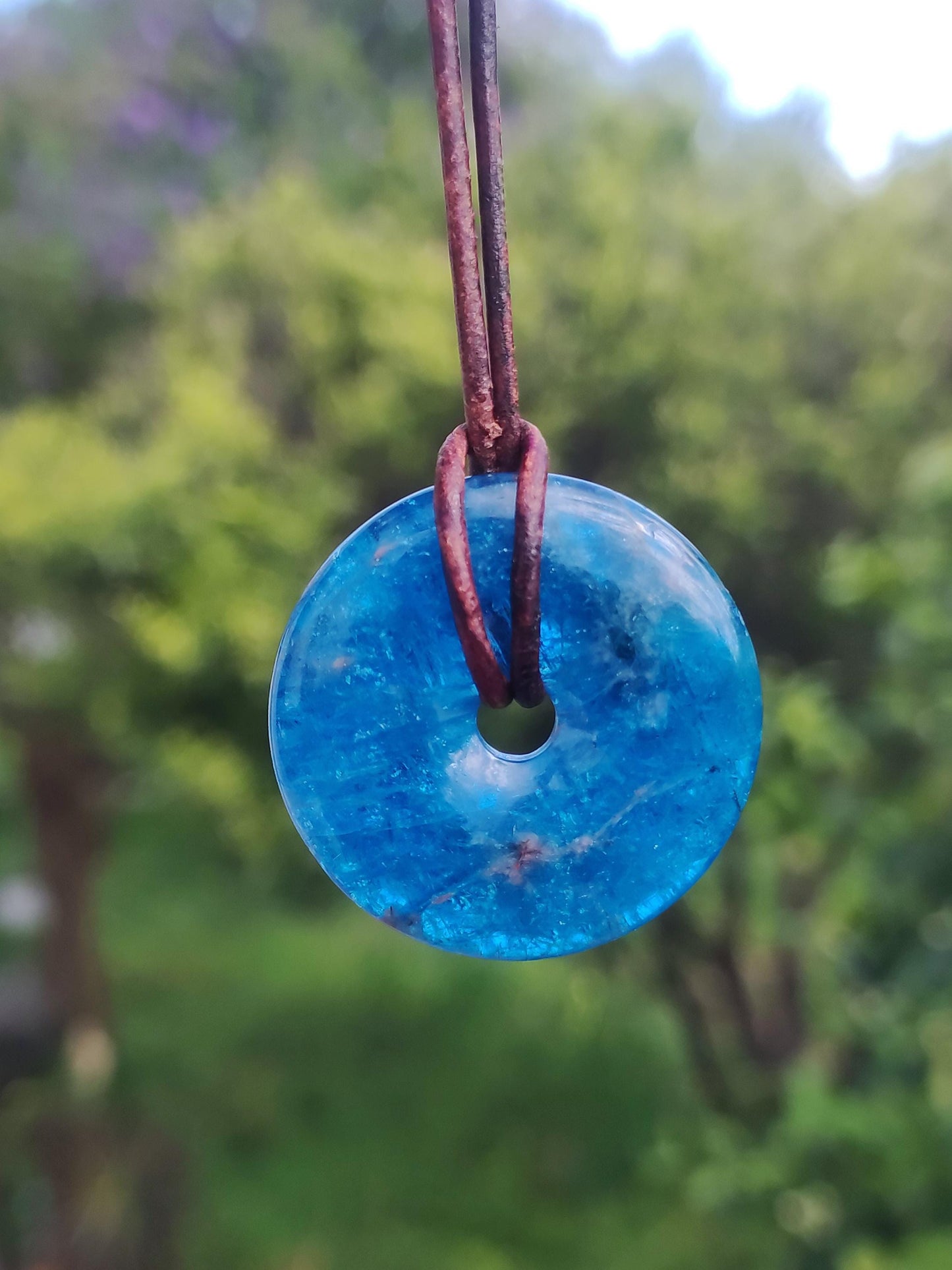 Apatite AAA ~ Donut 30mm ~ Collier de pierres précieuses bleues Rareté naturelle Symbole de protection Pierre de guérison Cristal HIPPIE Boho Ethnique Homme Femme Cadeau Lui Elle