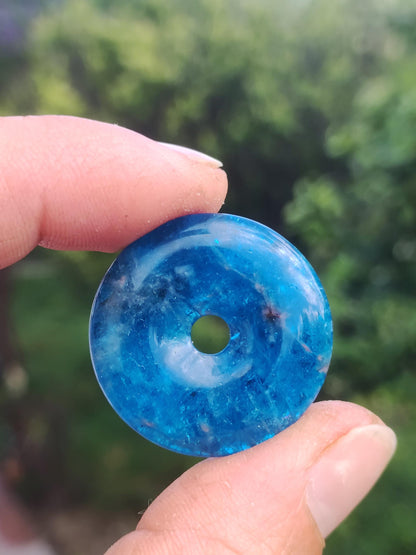 Apatite AAA ~ Donut 30mm ~ Collier de pierres précieuses bleues Rareté naturelle Symbole de protection Pierre de guérison Cristal HIPPIE Boho Ethnique Homme Femme Cadeau Lui Elle