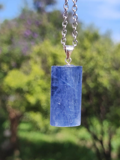 Cyanite / Disthene A Collier de pierres précieuses en argent 925 Pierre de guérison naturelle Cristal Bleu Rareté Pendentif Homme Femme He She Cadeau Magnifiquement élégant