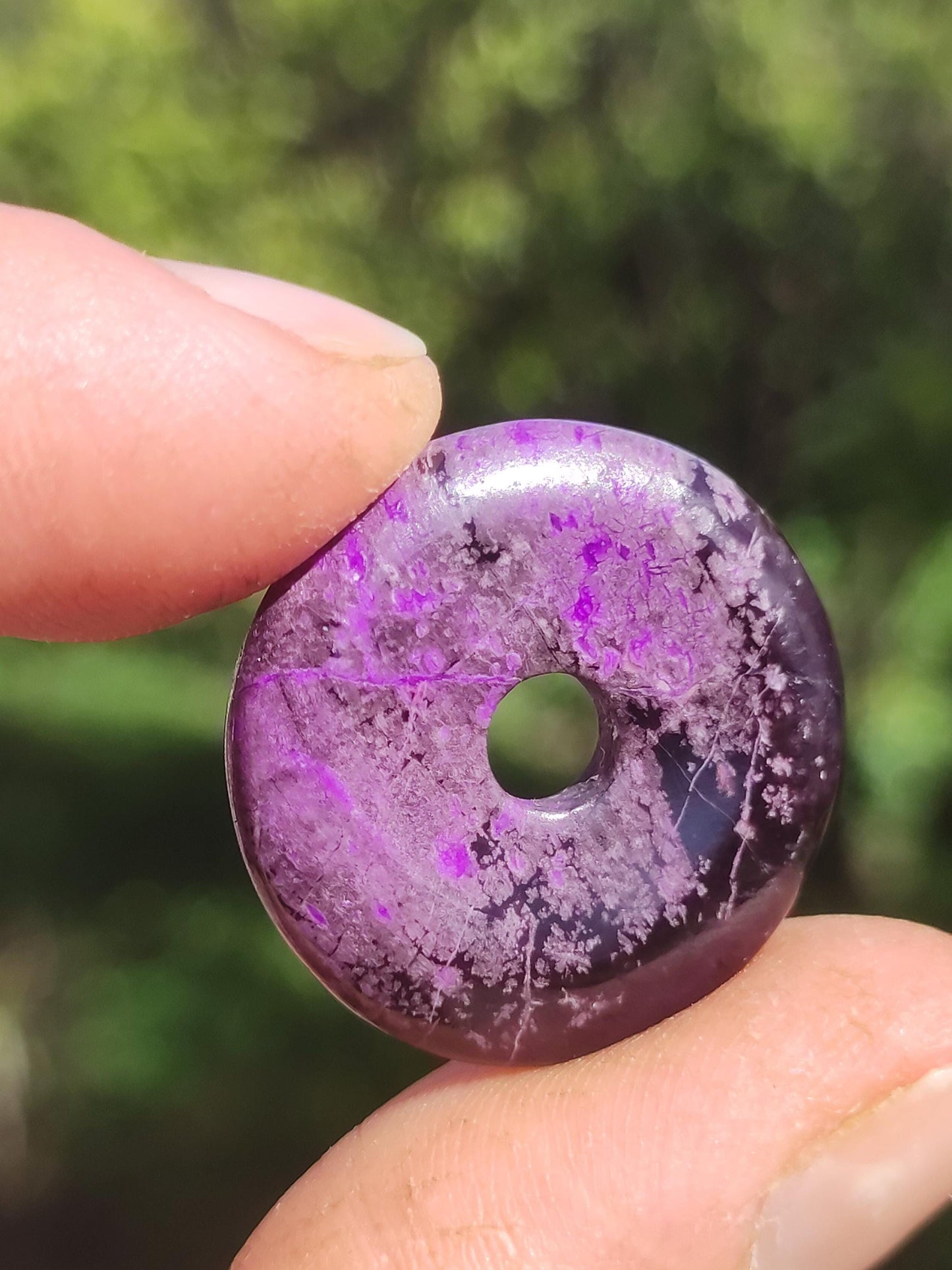 Sugilith Schutz Donut Edelstein Kristall Heilstein Rarität Selten Sammler Sugilit lila Anhänger rund Geschenk Mann Frau Er Sie Freund violet