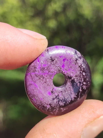 Sugilith Schutz Donut Edelstein Kristall Heilstein Rarität Selten Sammler Sugilit lila Anhänger rund Geschenk Mann Frau Er Sie Freund violet