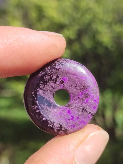 Sugilith Schutz Donut Edelstein Kristall Heilstein Rarität Selten Sammler Sugilit lila Anhänger rund Geschenk Mann Frau Er Sie Freund violet