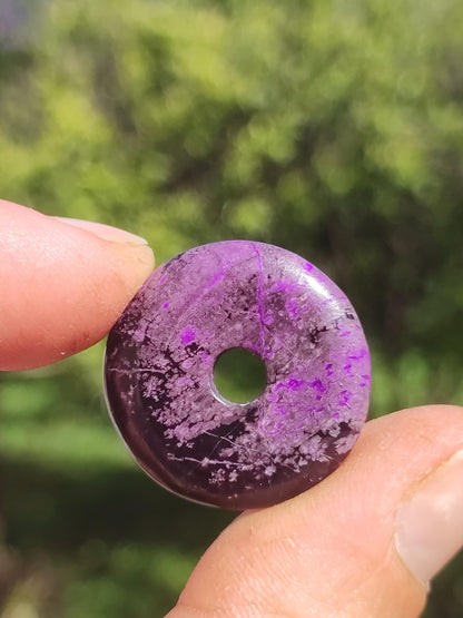 Sugilith Schutz Donut Edelstein Kristall Heilstein Rarität Selten Sammler Sugilit lila Anhänger rund Geschenk Mann Frau Er Sie Freund violet