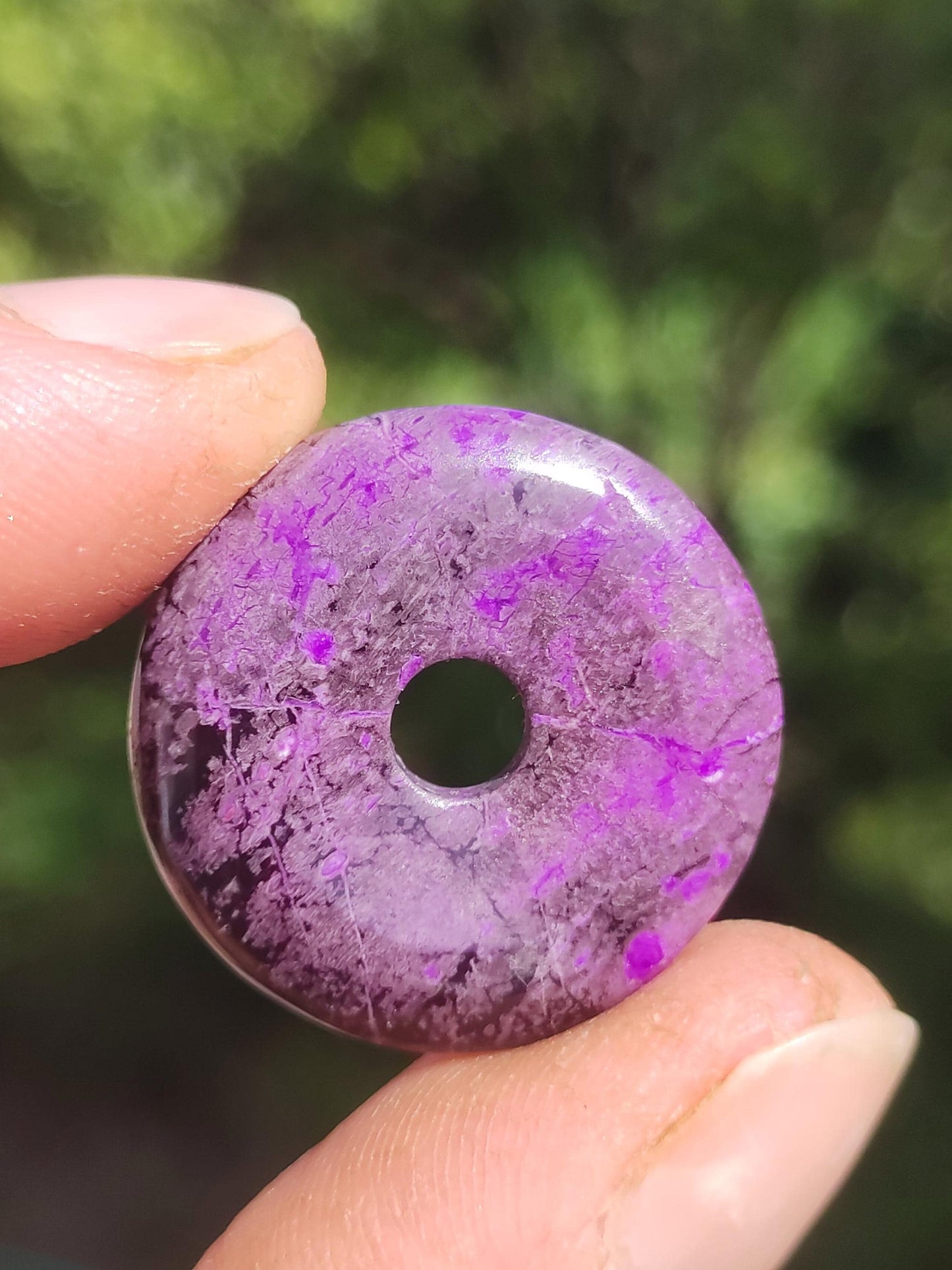 Sugilith Schutz Donut Edelstein Kristall Heilstein Rarität Selten Sammler Sugilit lila Anhänger rund Geschenk Mann Frau Er Sie Freund violet