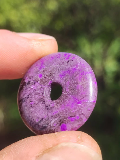 Sugilith Schutz Donut Edelstein Kristall Heilstein Rarität Selten Sammler Sugilit lila Anhänger rund Geschenk Mann Frau Er Sie Freund violet