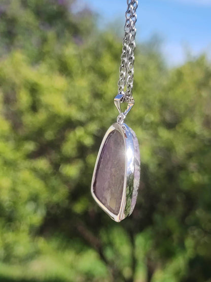 Sugilite / Sugilite avec monture en argent 925 collier de pierres précieuses violettes pierre de guérison naturelle énergie rareté homme femme lui son cadeau noble de haute qualité