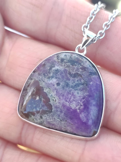 Sugilite / Sugilite avec monture en argent 925 collier de pierres précieuses violettes pierre de guérison naturelle énergie rareté homme femme lui son cadeau noble de haute qualité