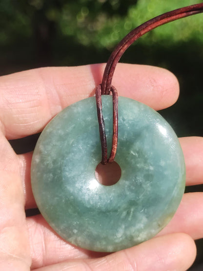 Collier unisexe en jade de Birmanie 50 mm *Rare*, pierre précieuse naturelle aux vertus curatives, symbole de pouvoir et d'énergie. Cristal rare, pendentif, nature, cadeau, vert.