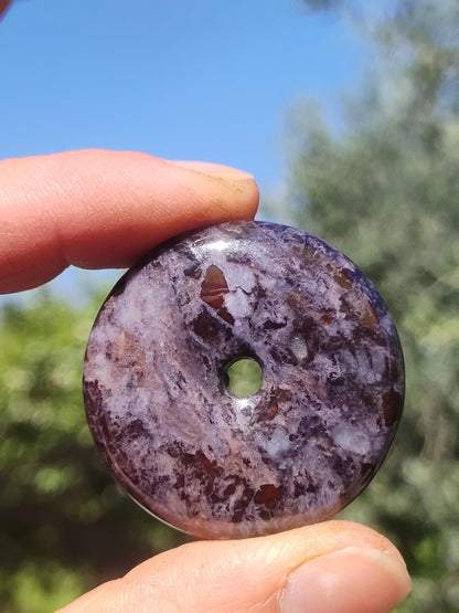 Sugilite, richterite, bustamite, pierre précieuse protectrice en forme de donut, cristal de guérison, objet de collection rare. Pendentif rond en sugilite rouge, bleue et violette, cadeau idéal.