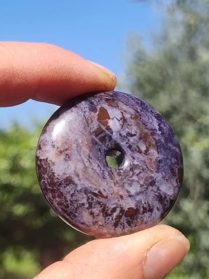 Sugilite, richterite, bustamite, pierre précieuse protectrice en forme de donut, cristal de guérison, objet de collection rare. Pendentif rond en sugilite rouge, bleue et violette, cadeau idéal.