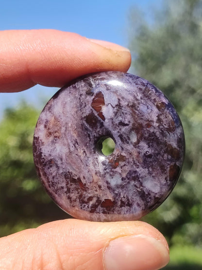 Sugilite, richterite, bustamite, pierre précieuse protectrice en forme de donut, cristal de guérison, objet de collection rare. Pendentif rond en sugilite rouge, bleue et violette, cadeau idéal.