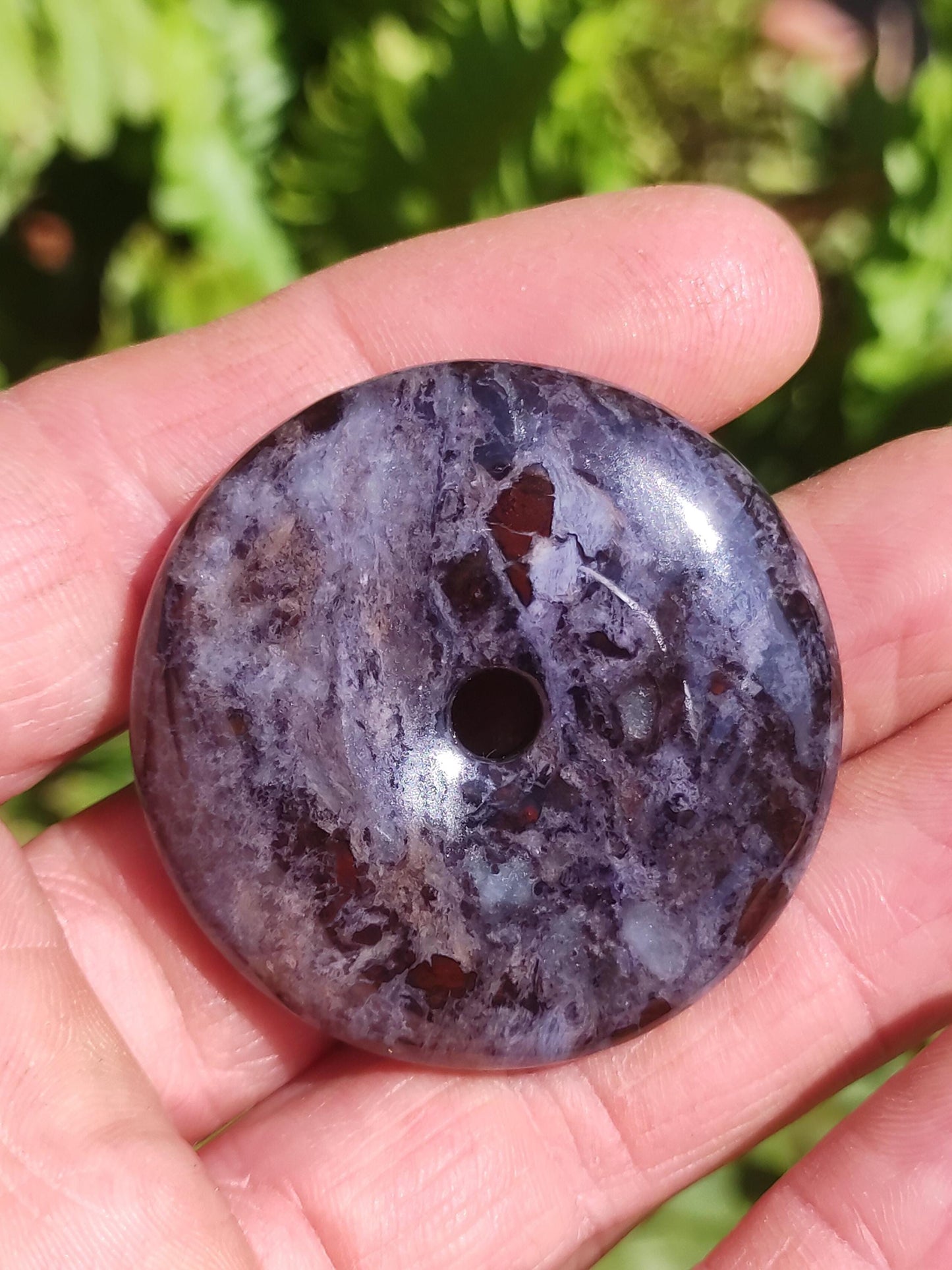Sugilite, richterite, bustamite, pierre précieuse protectrice en forme de donut, cristal de guérison, objet de collection rare. Pendentif rond en sugilite rouge, bleue et violette, cadeau idéal.