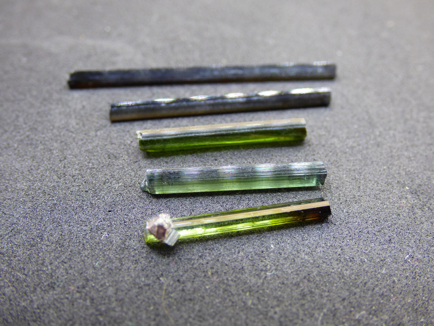 SET 5x Tourmaline verte - AAA Qualité Brut Bâtons Rareté Rare Minéral Brésil Collectionneurs Étapes Pierre précieuse Déco Cristal Pierre de guérison Nature