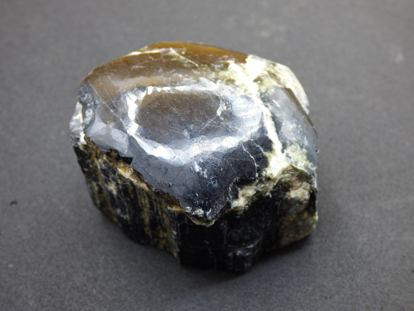 Tourmaline noire XL (Schörl) - coupe brute - niveau décoratif grande énergie de guérison radioprotection pierre de guérison cadeau maison appartement