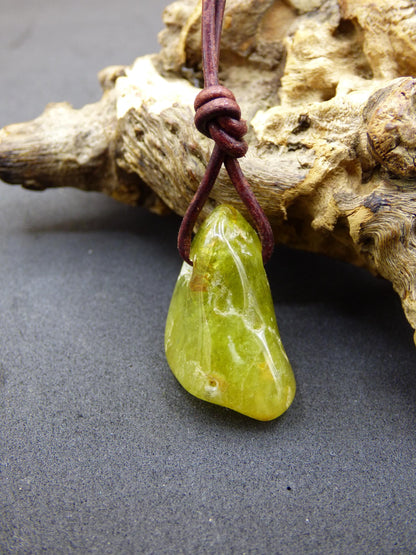 Vert grenat (Grossulaire) - Collier de pierres précieuses HIPPIE GOA Boho Ethnique Pierre de guérison naturelle Cristaux de rareté Bijoux Pendentif Pierre naturelle Cadeau