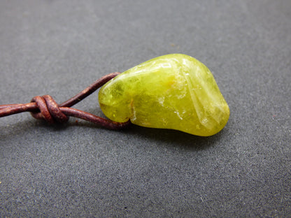 Vert grenat (Grossulaire) - Collier de pierres précieuses HIPPIE GOA Boho Ethnique Pierre de guérison naturelle Cristaux de rareté Bijoux Pendentif Pierre naturelle Cadeau