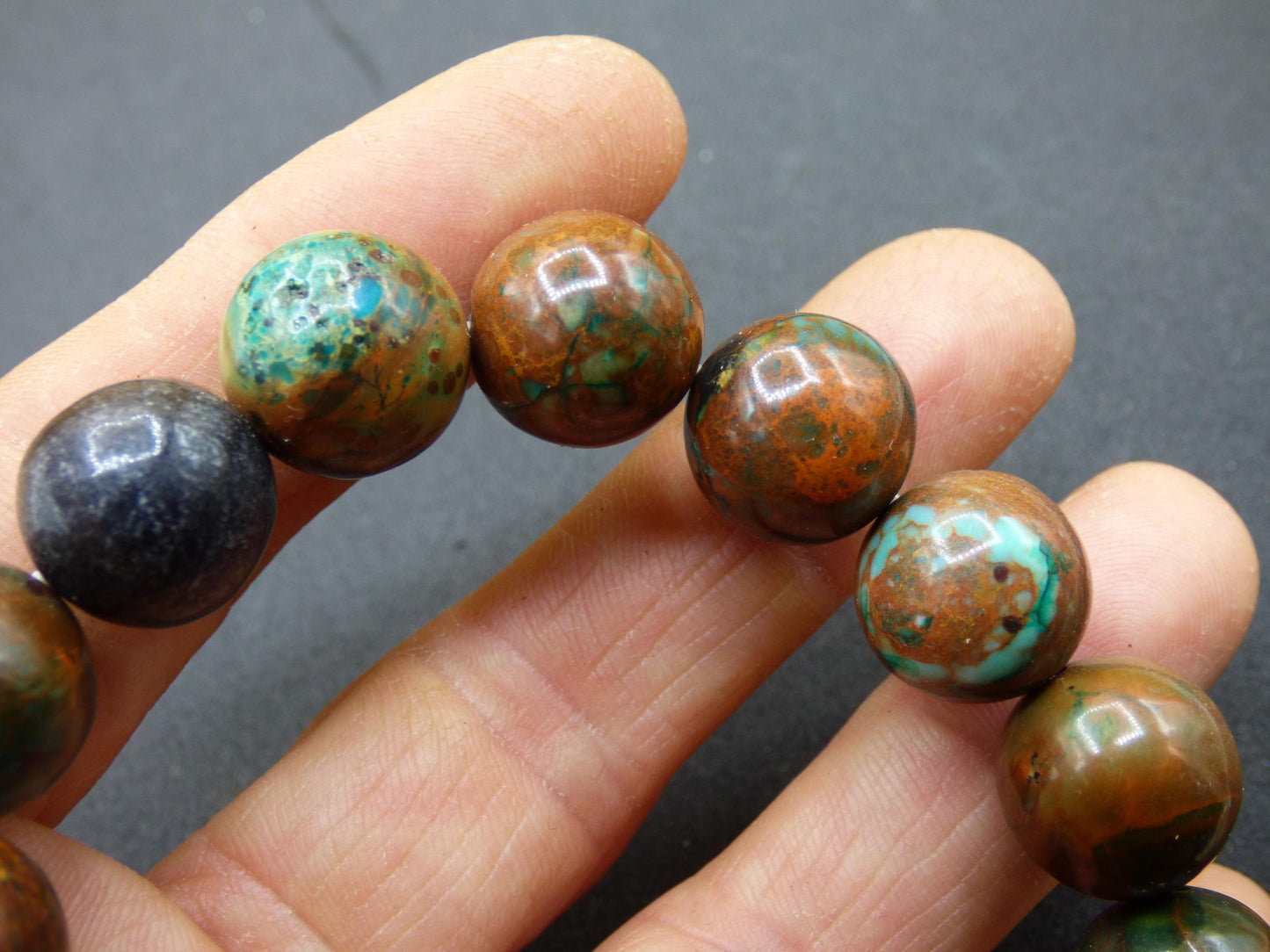 Bracelet en perles d'opale de 12 mm - Pierre précieuse *Unique* Pierre de guérison naturelle Cristal Chakra Cadeau rare pour hommes et femmes, Multicolore, Rouge, Bleu
