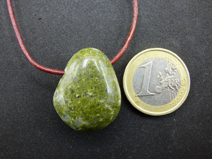 Épidote ~ Collier en pierre précieuse verte naturelle Pendentif pierre de guérison Homme Femme Lui Elle Ami Cadeau Unique Spécial Noël Goa Boho Ethnique Vintage