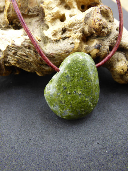 Épidote ~ Collier en pierre précieuse verte naturelle Pendentif pierre de guérison Homme Femme Lui Elle Ami Cadeau Unique Spécial Noël Goa Boho Ethnique Vintage