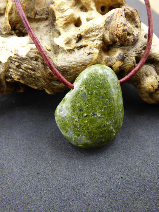 Epidot ~ Edelstein Kette grün Natur Heilstein Anhänger Mann Frau Er Sie Freund Geschenk Unikat Besonders Weihnachten Goa Boho Ethno Vintage