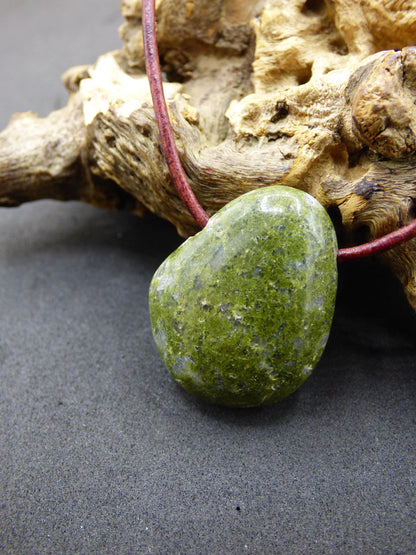 Épidote ~ Collier en pierre précieuse verte naturelle Pendentif pierre de guérison Homme Femme Lui Elle Ami Cadeau Unique Spécial Noël Goa Boho Ethnique Vintage