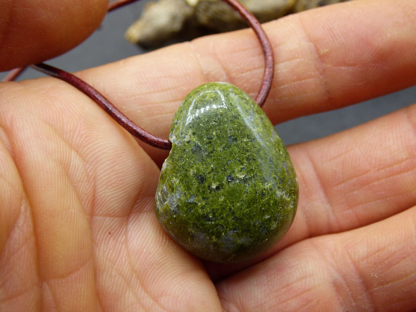 Épidote ~ Collier en pierre précieuse verte naturelle Pendentif pierre de guérison Homme Femme Lui Elle Ami Cadeau Unique Spécial Noël Goa Boho Ethnique Vintage