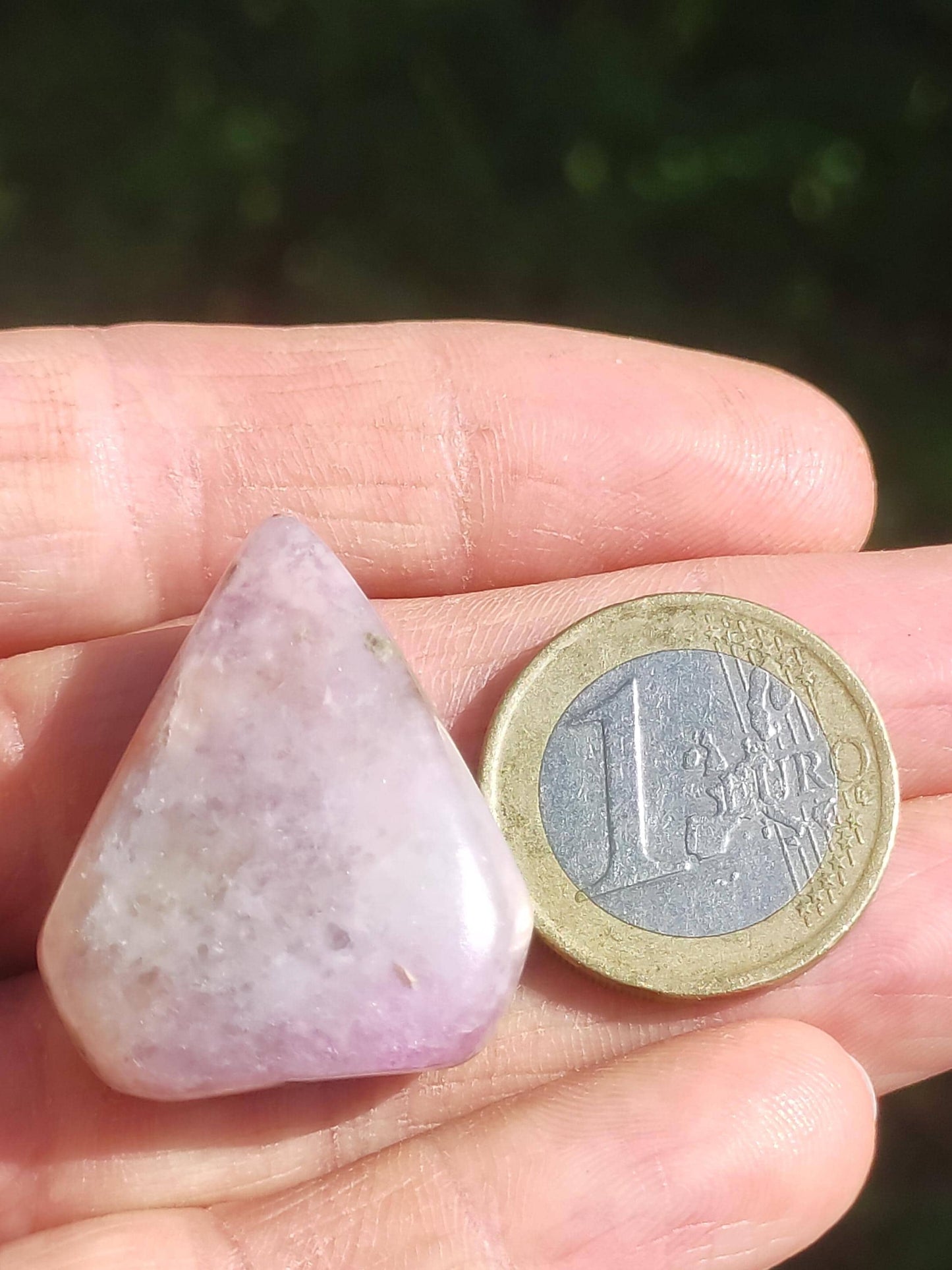 Sugilite - Pierre de guérison décorative de collection violette flatteur de main rareté méditation énergie pierre précieuse cristal investissement naturel unique