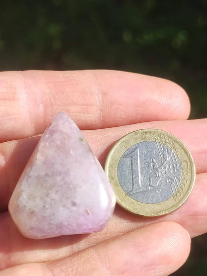 Sugilite - Pierre de guérison décorative de collection violette flatteur de main rareté méditation énergie pierre précieuse cristal investissement naturel unique