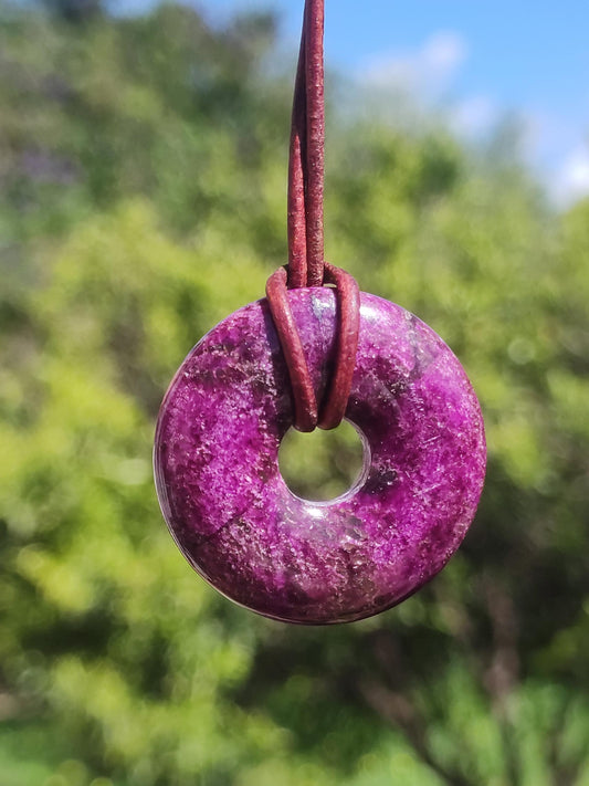 Stichtit ~ Edelstein Donut Kette Pi Scheibe Schutzsymbol Lila violett HIPPIE Chakra Boho Ethno Heilstein Kleidung Festival Purpur Rarität