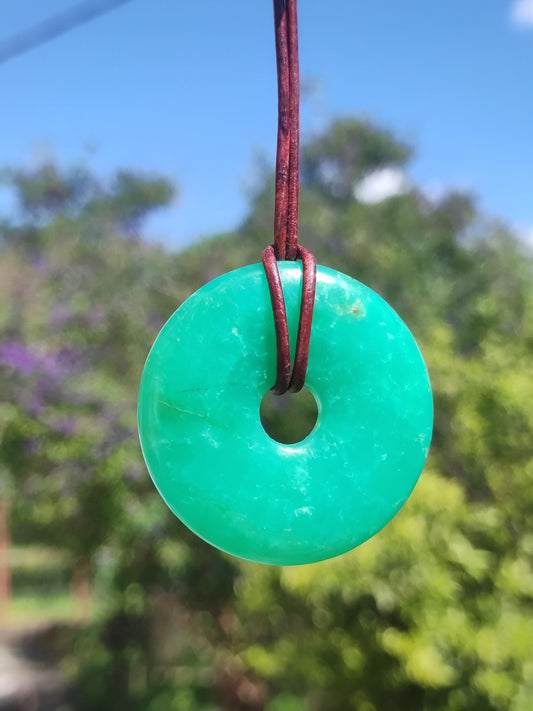 Collier donut en chrysoprase avec pierres précieuses vertes naturelles GOA Boho Hippie Symbole de protection ethnique Pierre de guérison Collecteur Unique Homme Femme He She Cadeau Pendentif