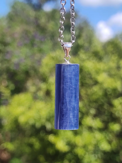 Cyanite / Disthene A Collier de pierres précieuses en argent 925 Pierre de guérison naturelle Cristal Bleu Rareté Pendentif Homme Femme He She Cadeau Magnifiquement élégant
