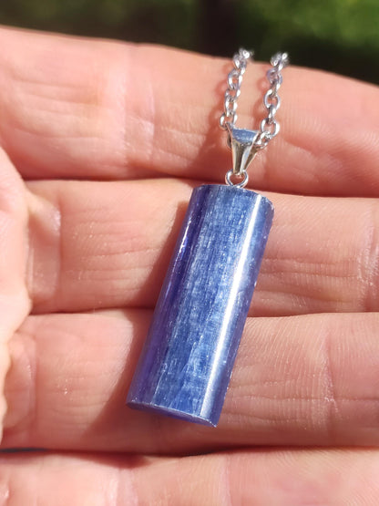 Cyanite / Disthene A Collier de pierres précieuses en argent 925 Pierre de guérison naturelle Cristal Bleu Rareté Pendentif Homme Femme He She Cadeau Magnifiquement élégant